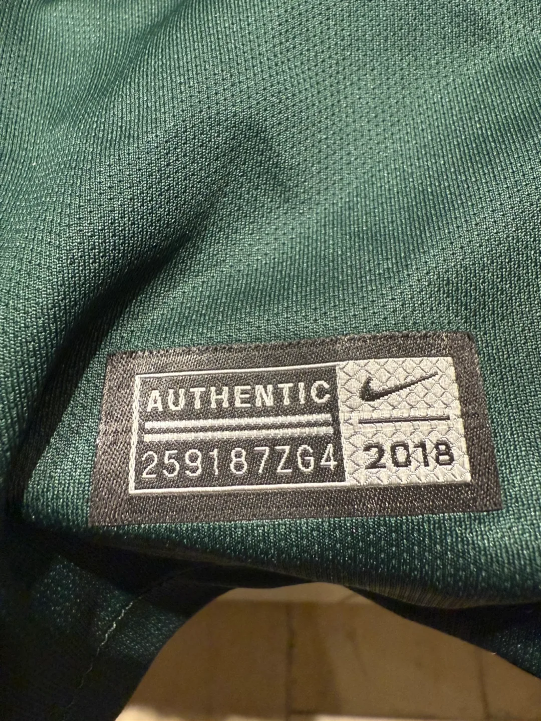 Nike Australia Soccer Jersey 2018 – Men’s Small – New with tags image indicator(4)