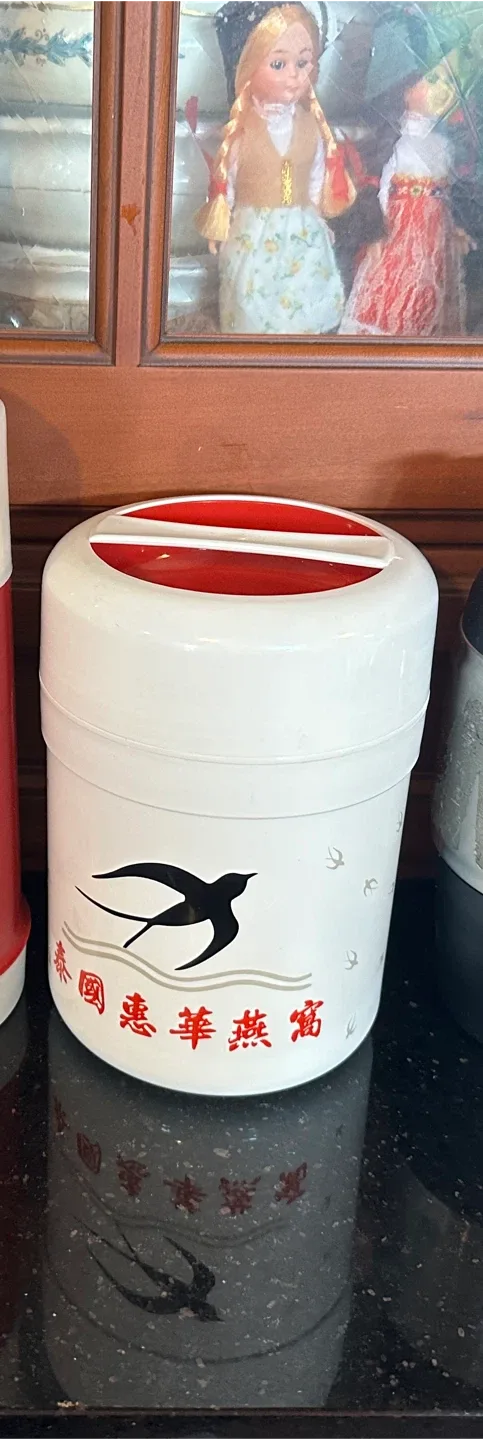Insulated Container with Swallow Design thumbnail