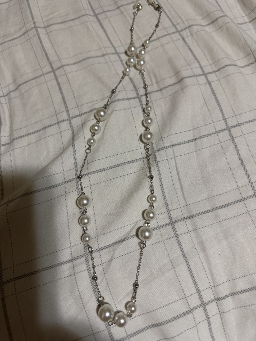 Pearl Necklace sunglasses holder