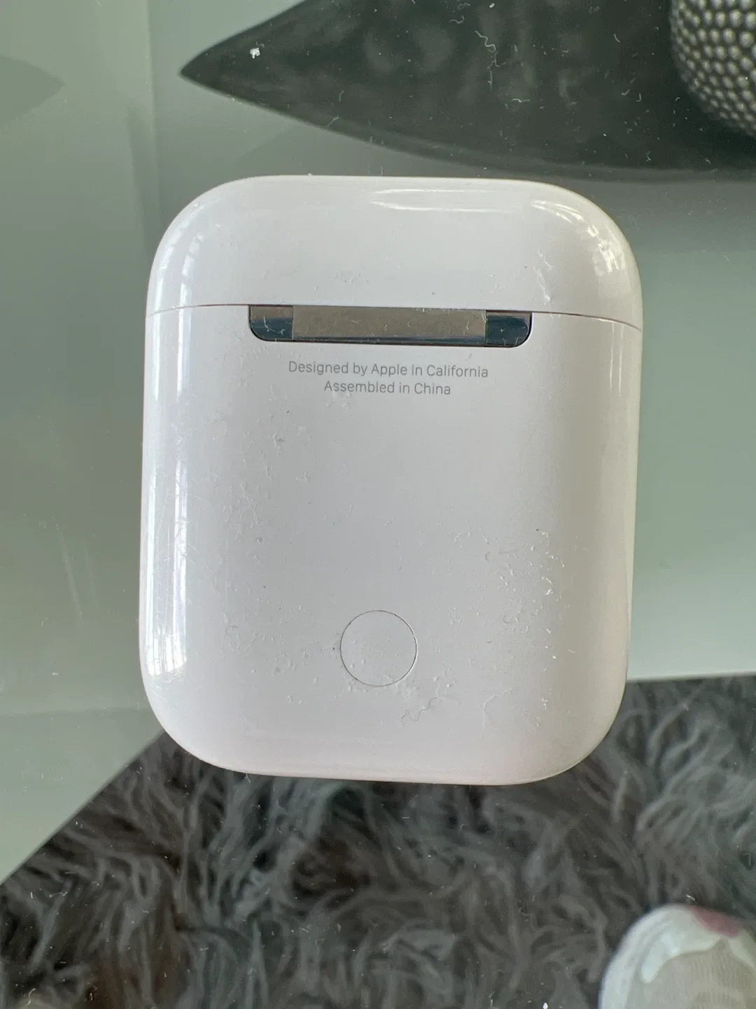Apple AirPods 1st Gen with Charging Case image indicator(2)