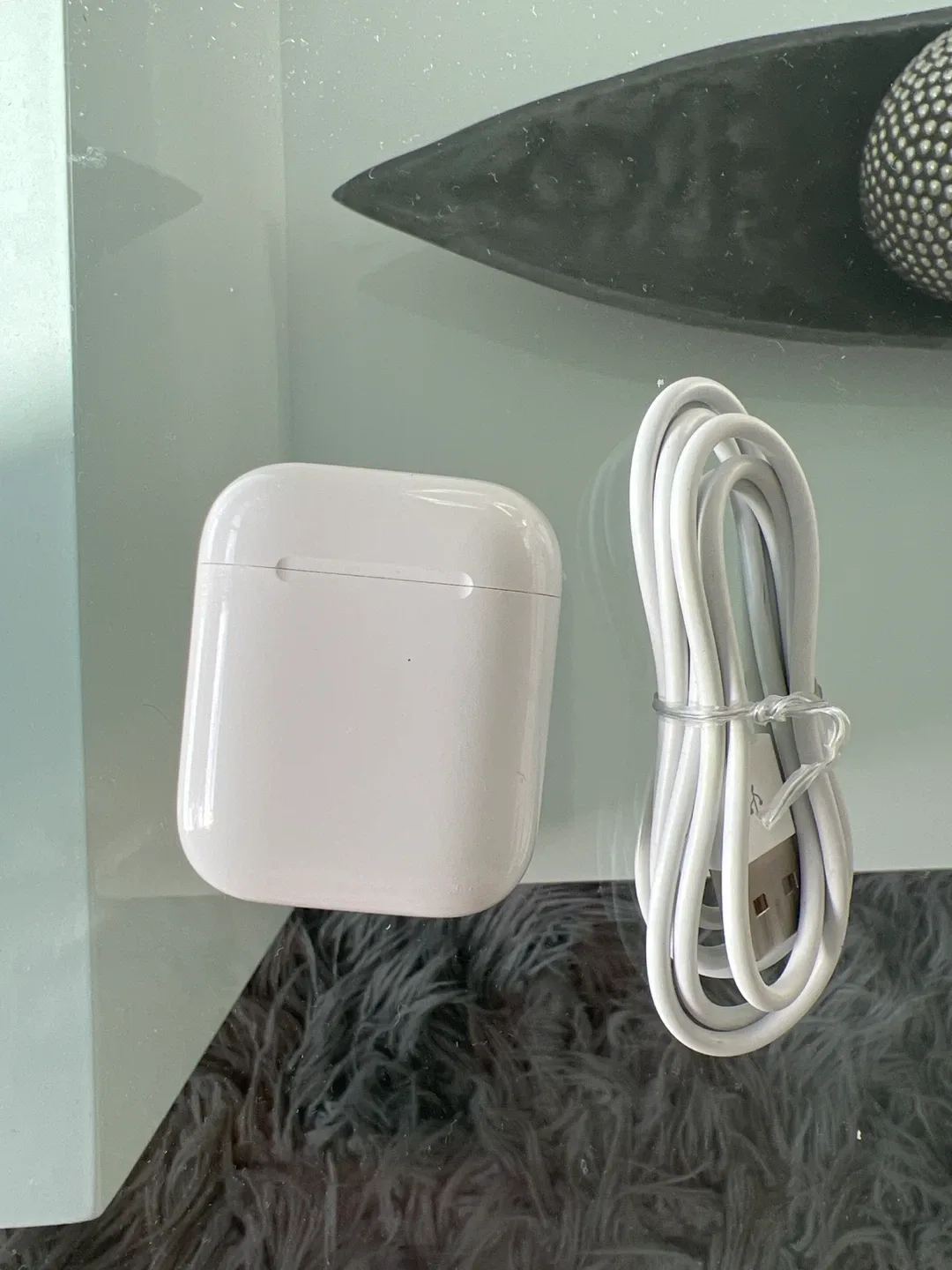 Apple AirPods 1st Gen with Charging Case image indicator(3)