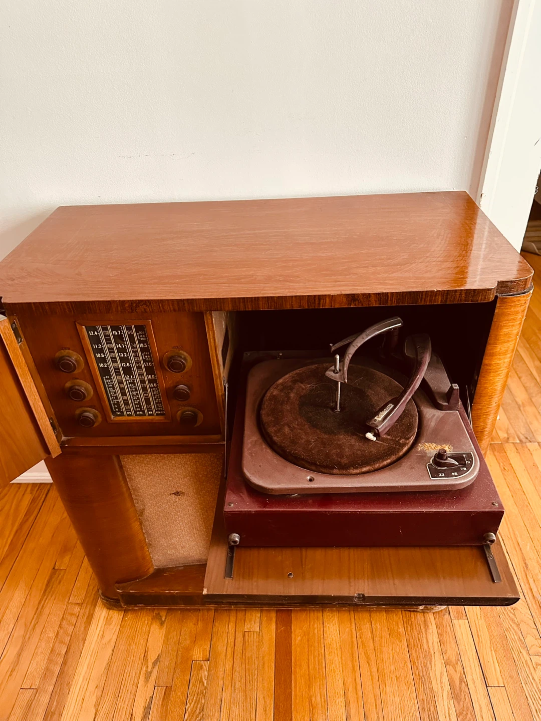 Vintage RCA Victor Superheterodyne Radio Model QU61 - photo 2