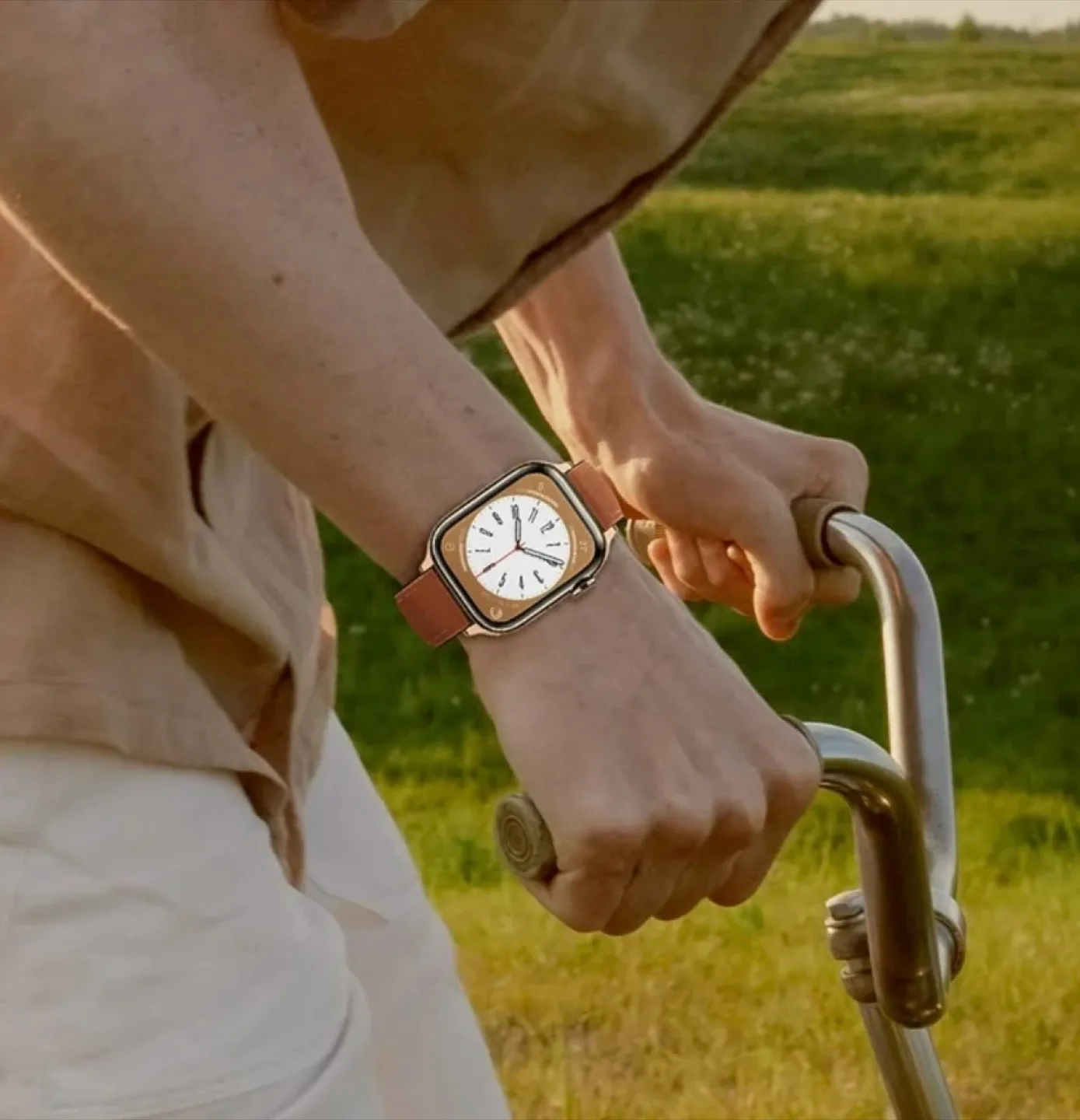 Apple Watch Band - Brown Leather, Gold Clasp image indicator(4)