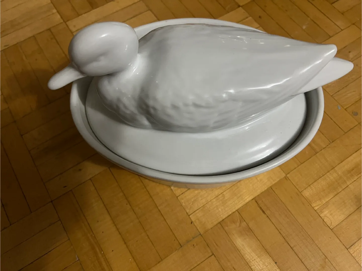 White Ceramic Tureen & Decorative Vase image indicator(3)