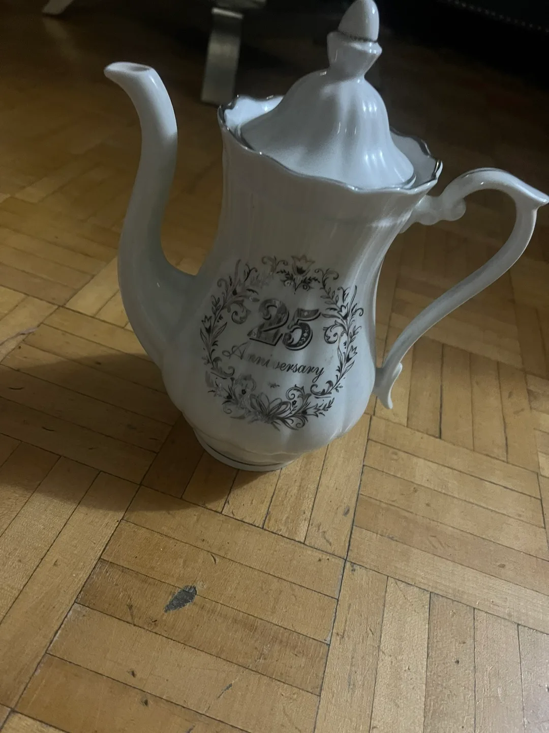 White Ceramic Tureen & Decorative Vase image indicator(5)