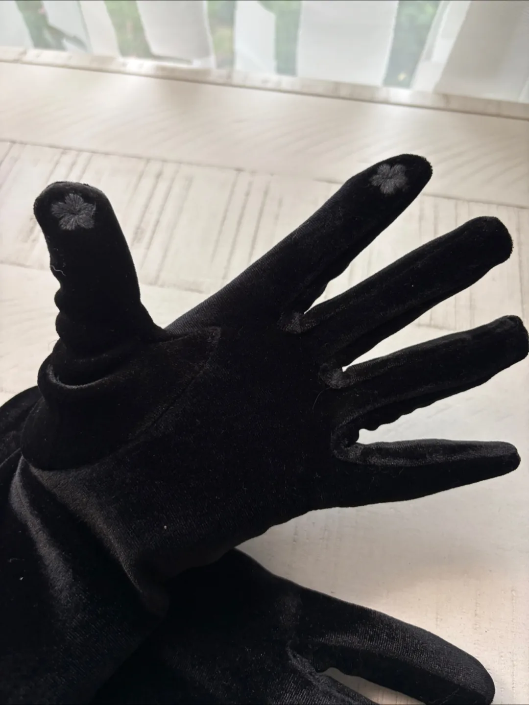 Black Velvet Touchscreen Gloves image indicator(3)