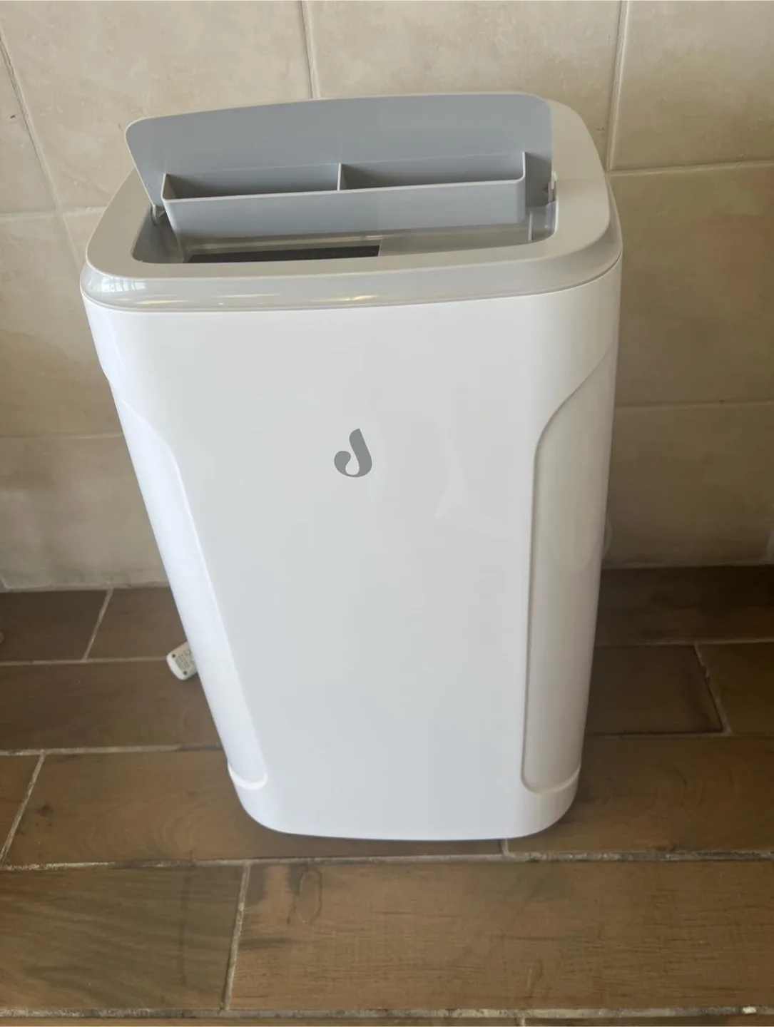 A white air conditioner of 12000btu for sale