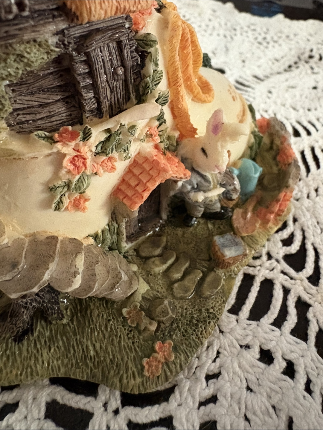 Vintage 1993 Bunny House Figurine - photo 3