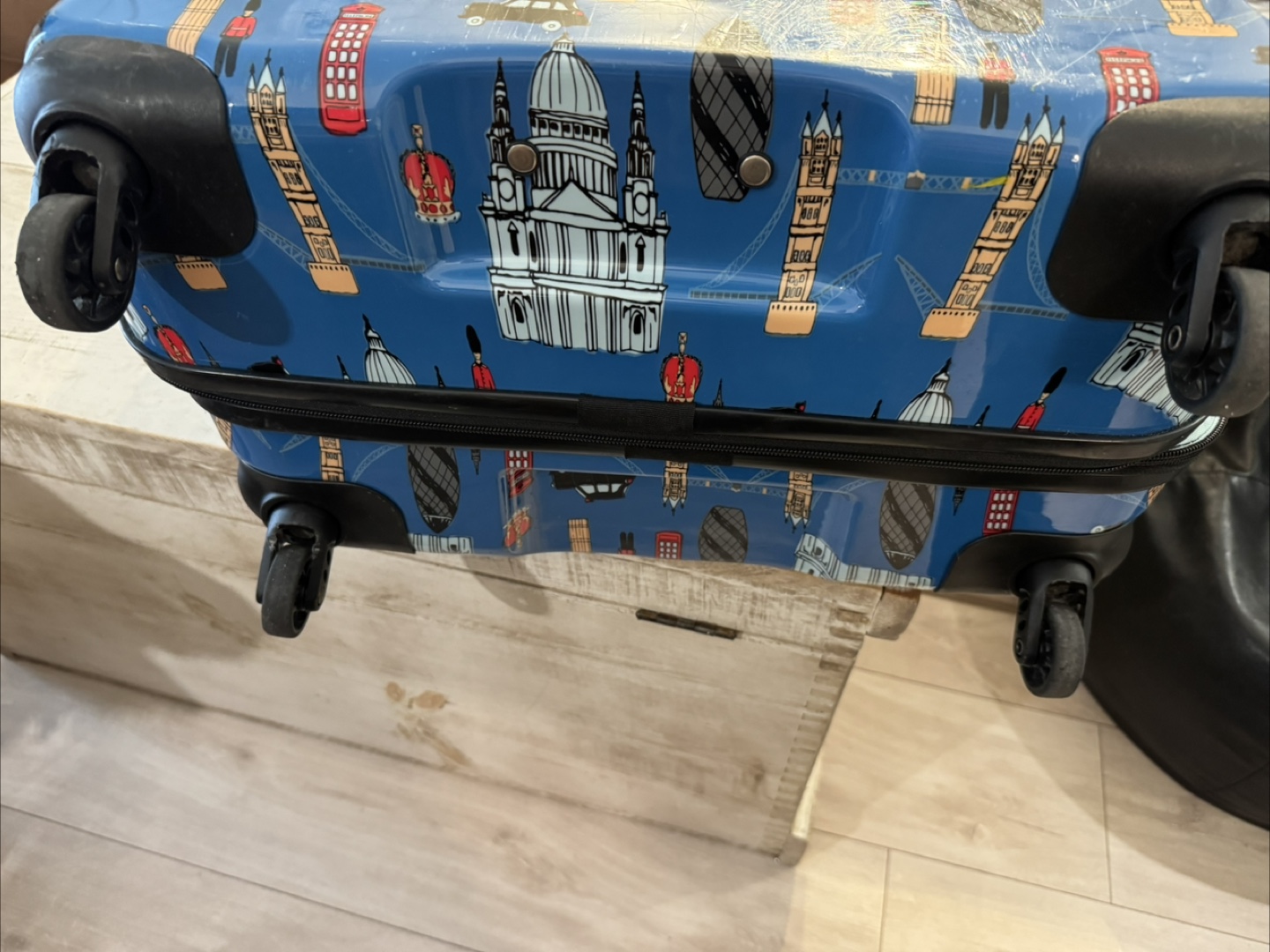 London Print Hard Shell Suitcase - photo 4