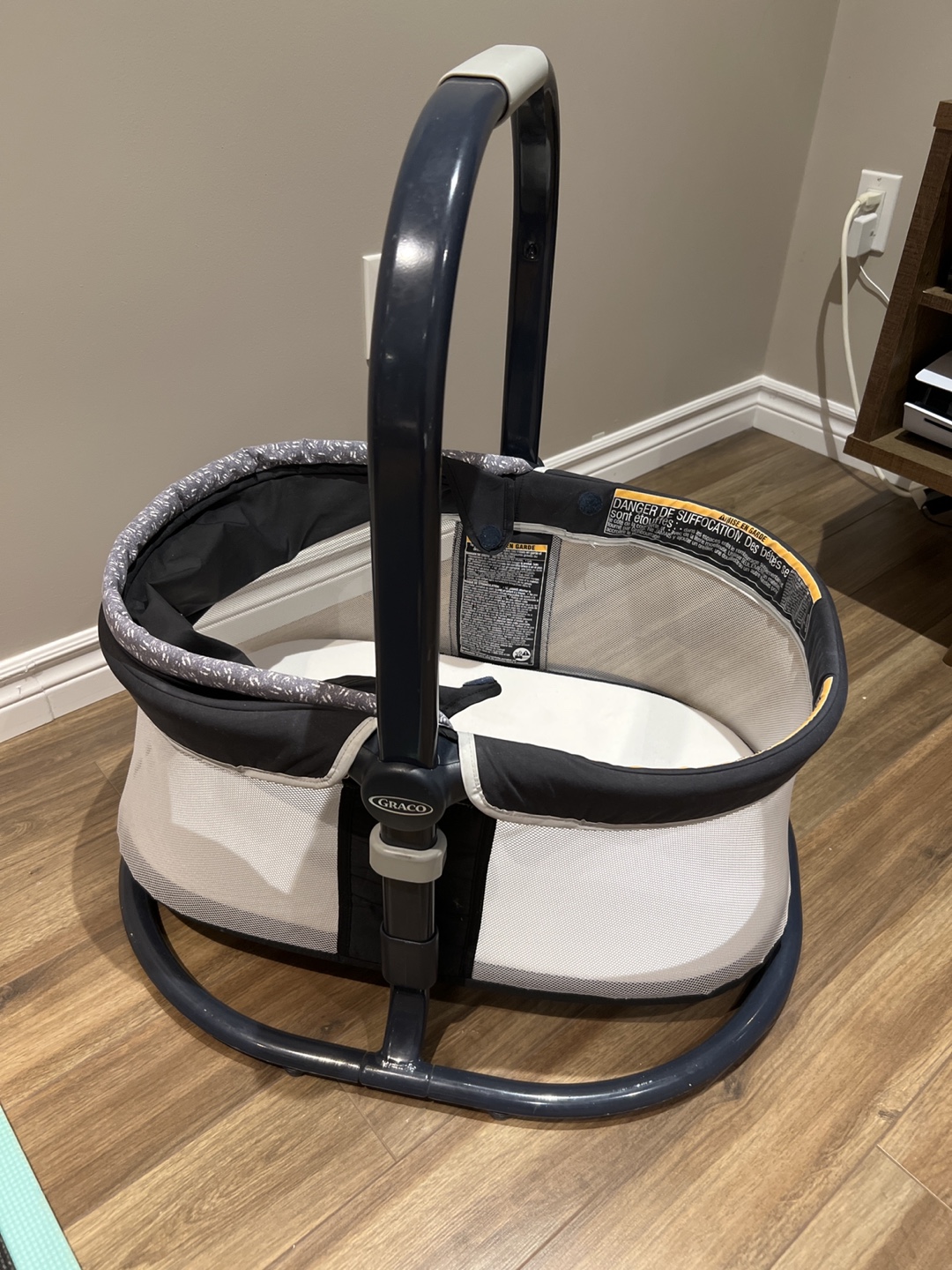 Adjustable Graco Pack n play bassinet - photo 2