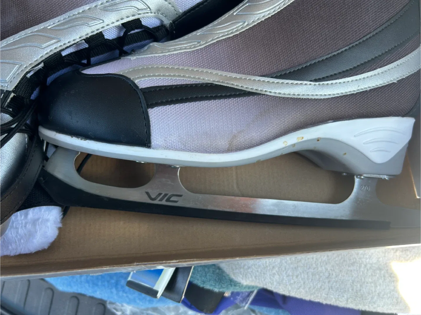 Ice skates brand new image indicator(2)