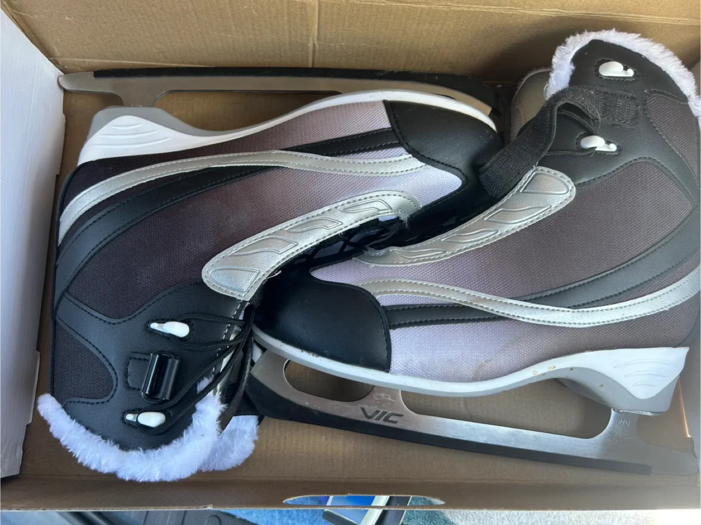 Ice skates brand new image indicator(5)