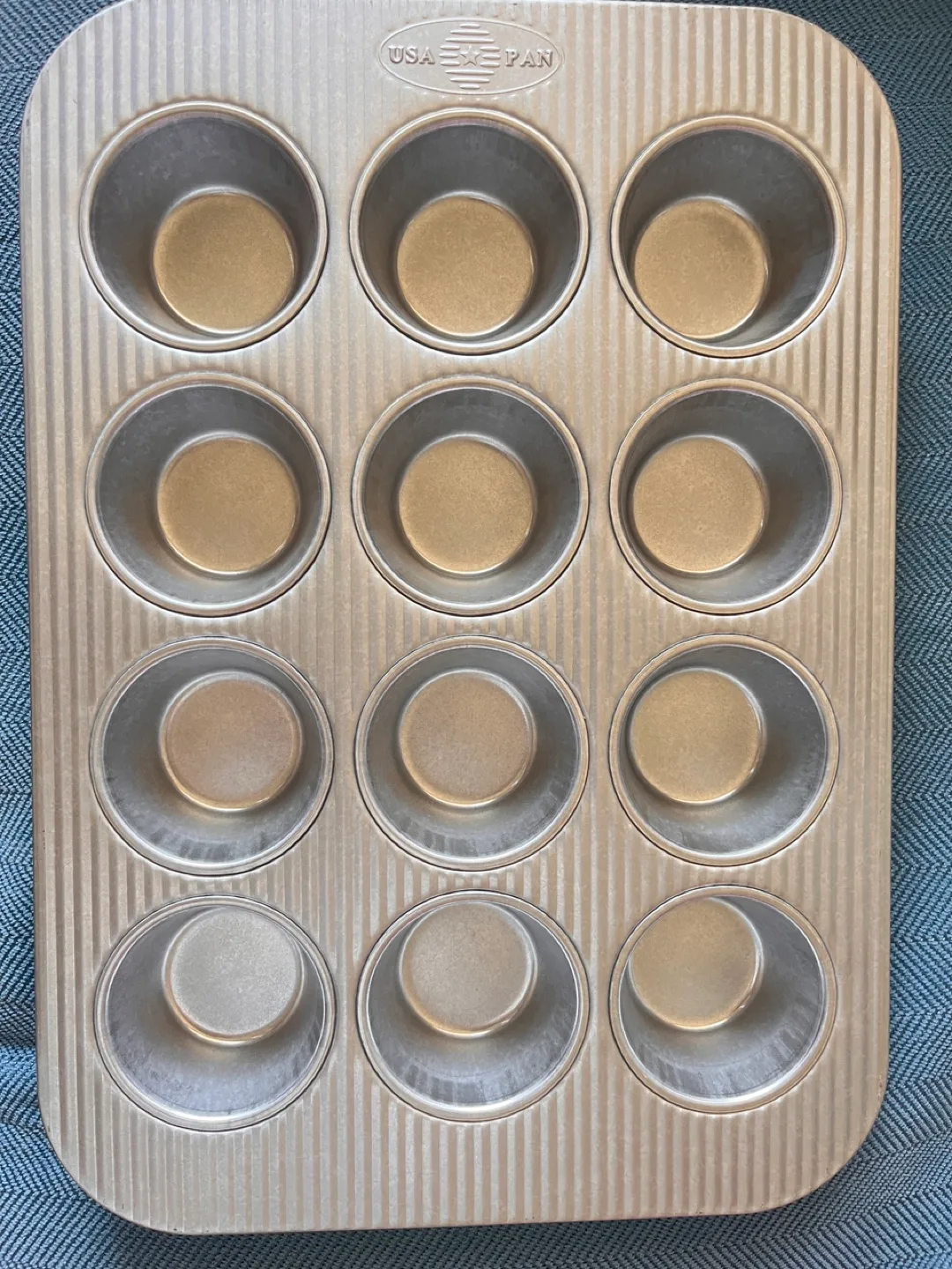 USA Pan Bakeware Cupcake & Muffin Pan thumbnail