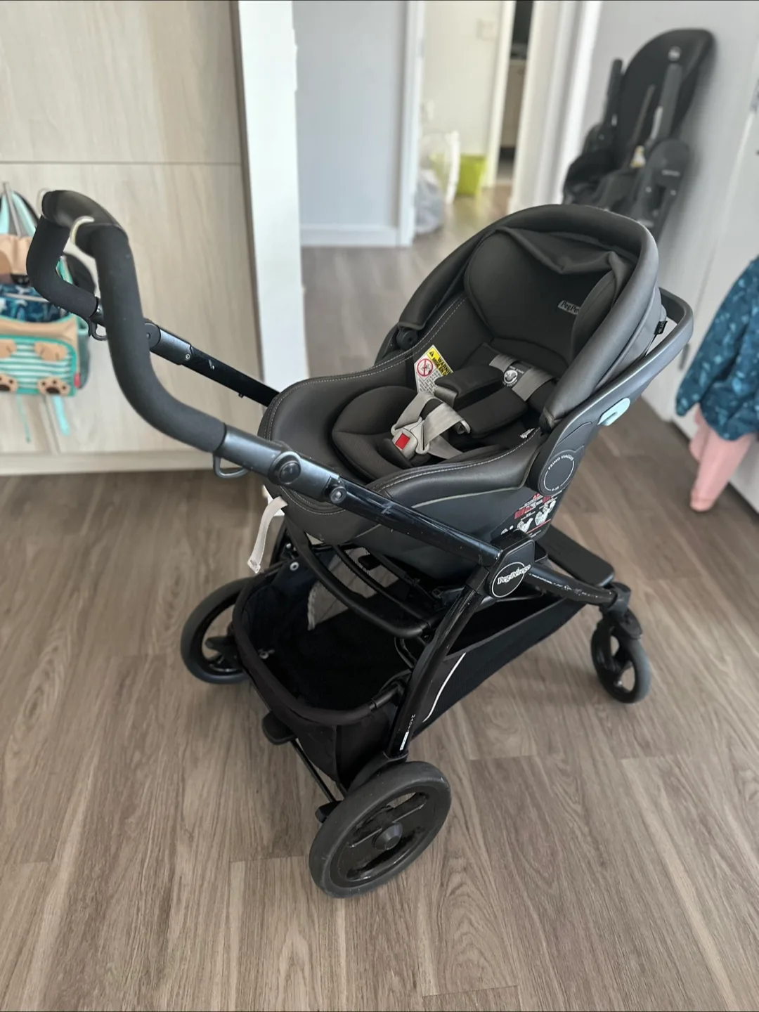 Like new Peg Perego Stage 1 car seat — 3 years warranty left! image indicator(7)