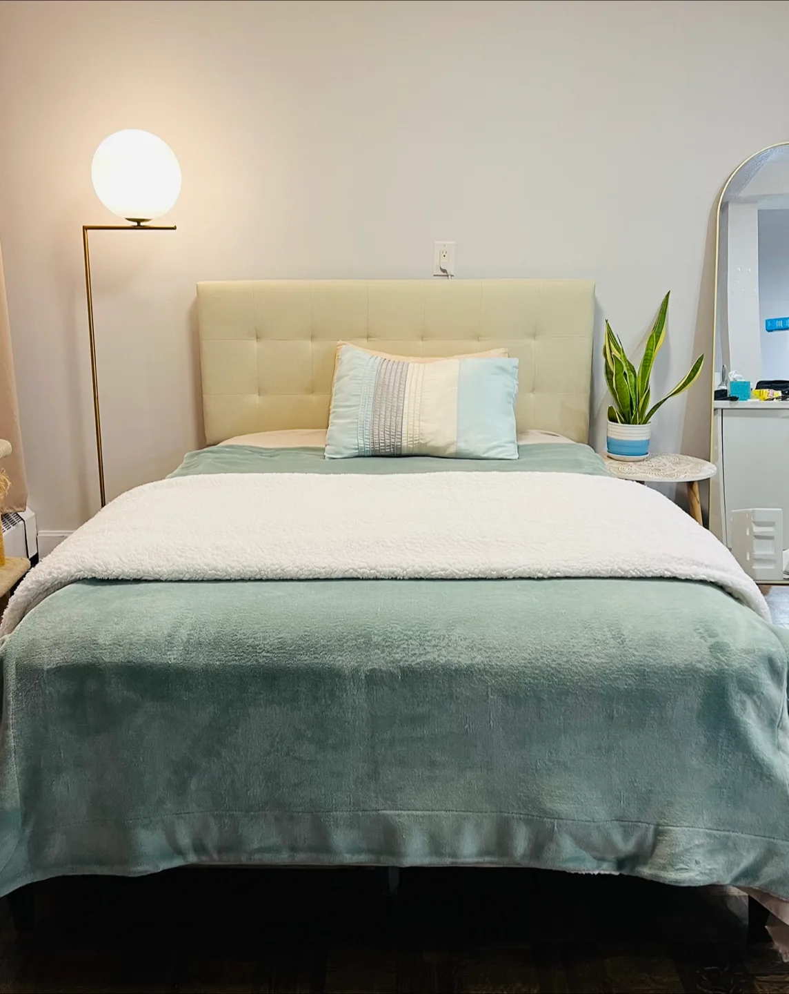 Bed frame with headboard - FULL size thumbnail