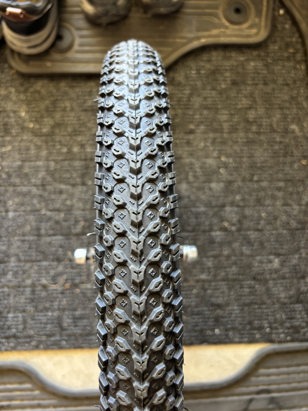 18x2.125 Bike Tire Pink Rim - photo 3