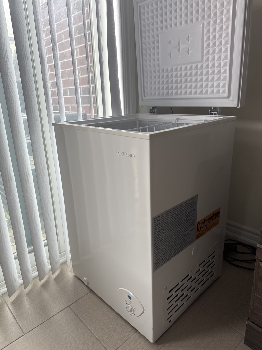 Insignia Chest Freezer - White - photo 3
