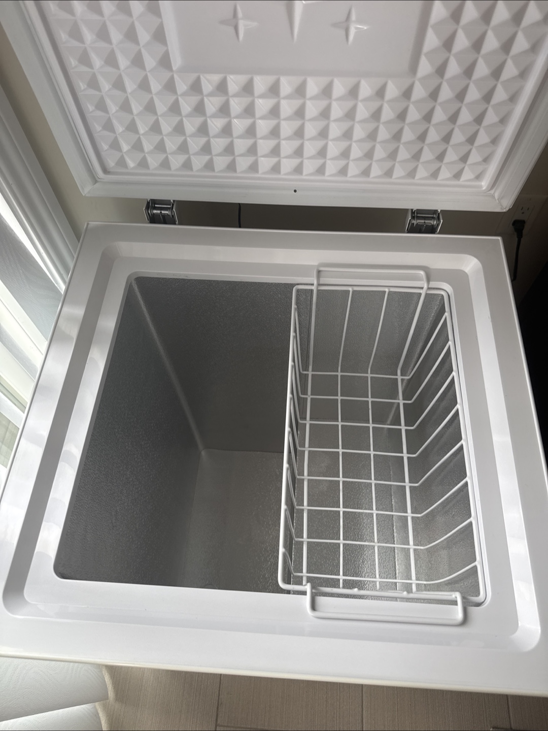Insignia Chest Freezer - White - photo 2
