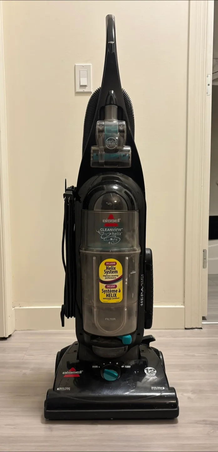 Bagless vacuum