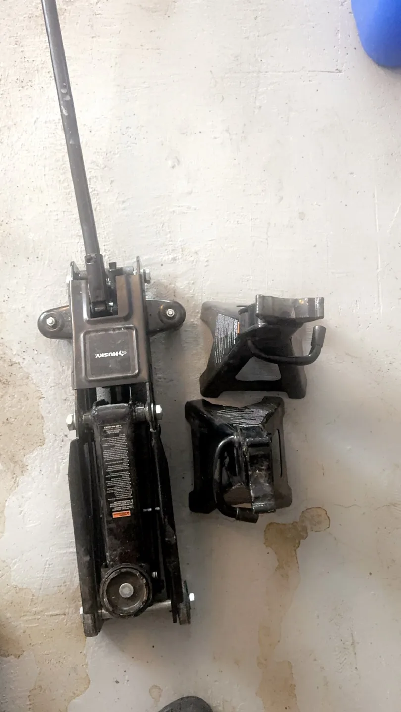 Husky 3Ton Low Profile Jack & Stands image indicator(2)
