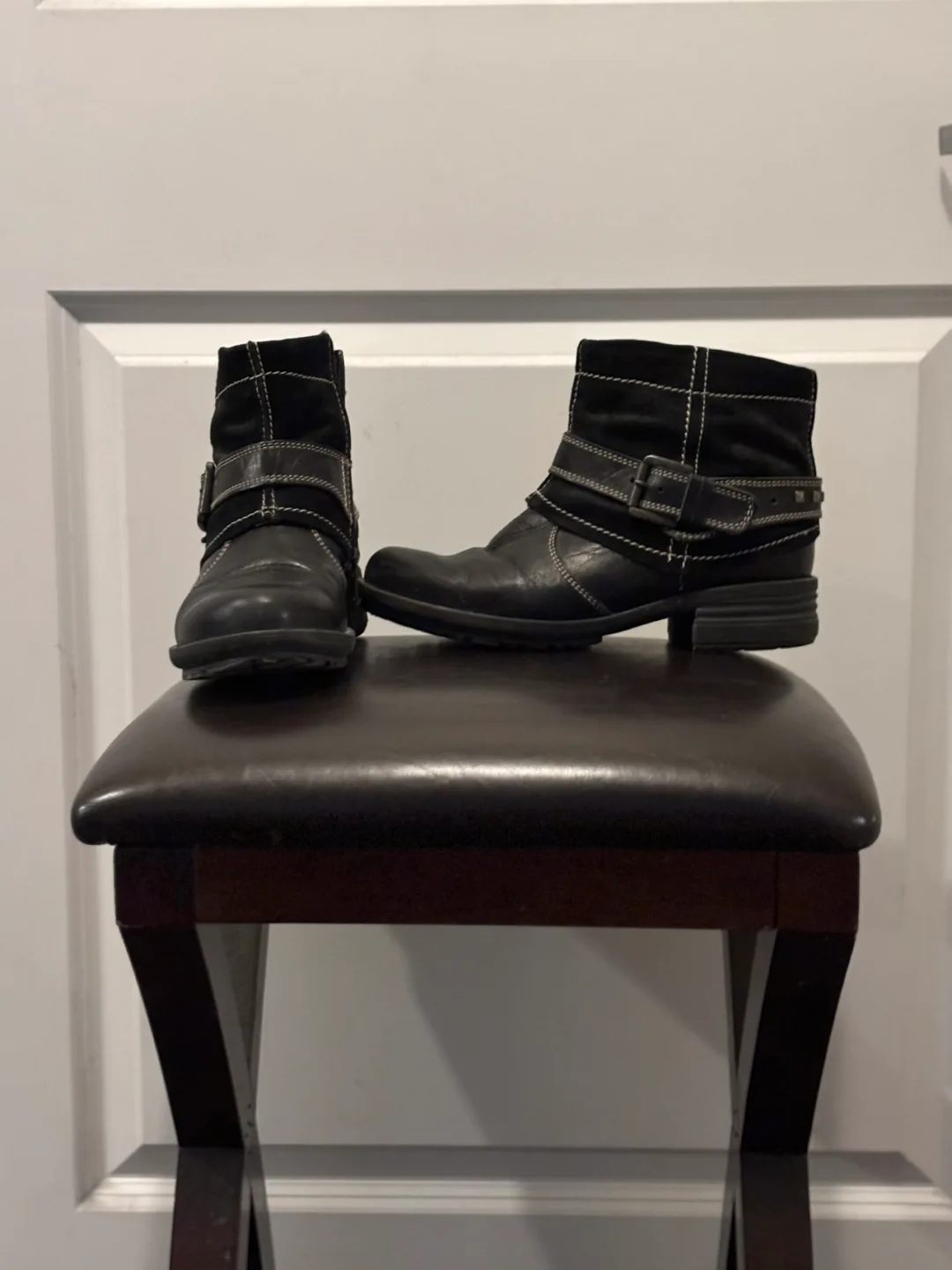 SoftMoc Black Leather Ankle Boots image indicator(2)