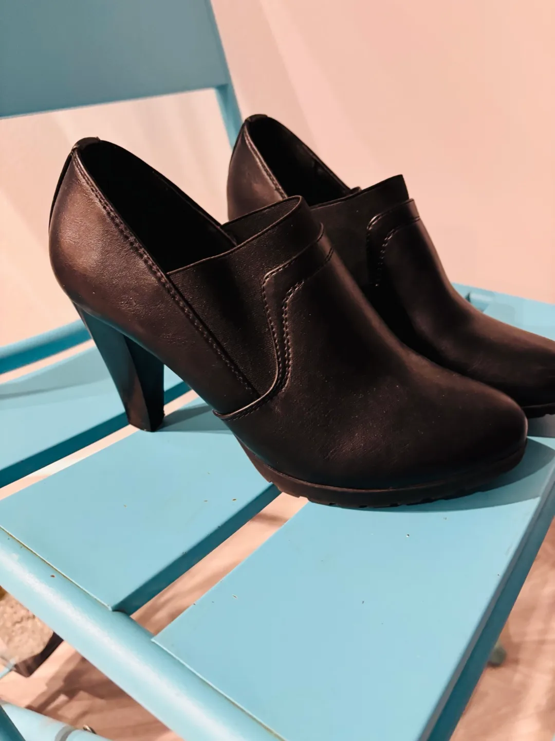 Whitem Black Leather Heeled Booties Size 9