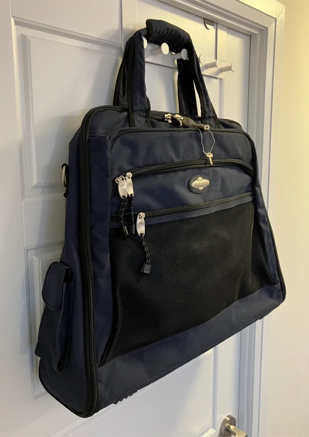 American Tourister Garment Bag image indicator(3)