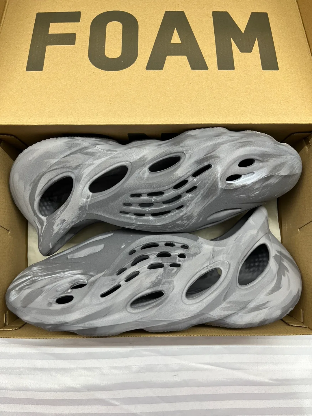 Adidas Yeezy Foam Runner MX Granite OG Slides Sz 12 image indicator(2)