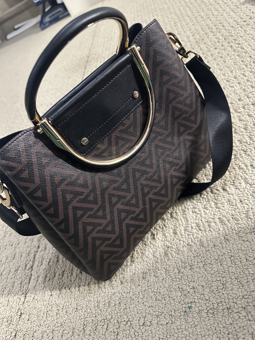 Stylish Patterned Handbag with Gold Handle - photo 2
