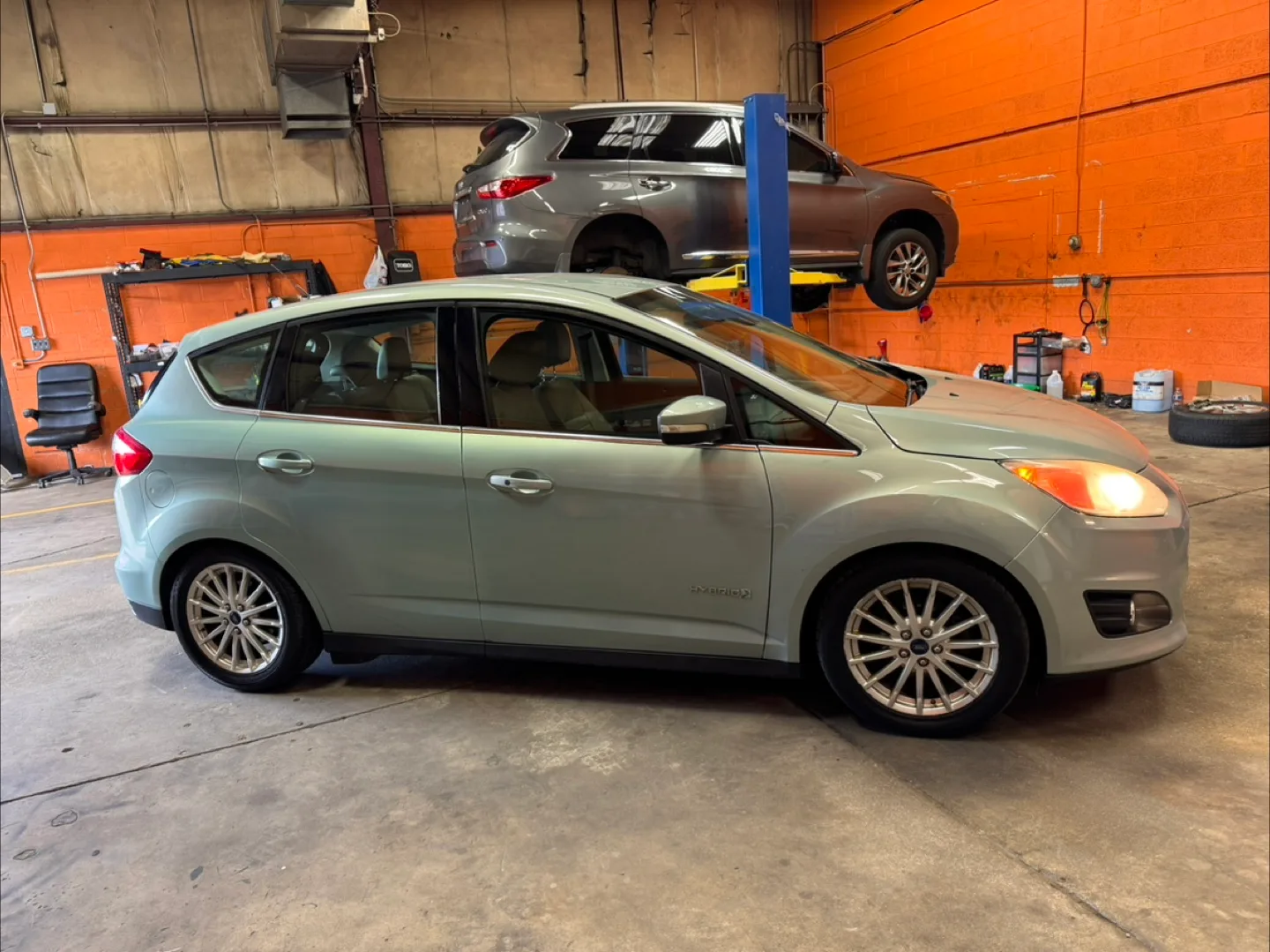 2014 Ford C-MAX Hybrid · SEL Wagon 4D image indicator(2)