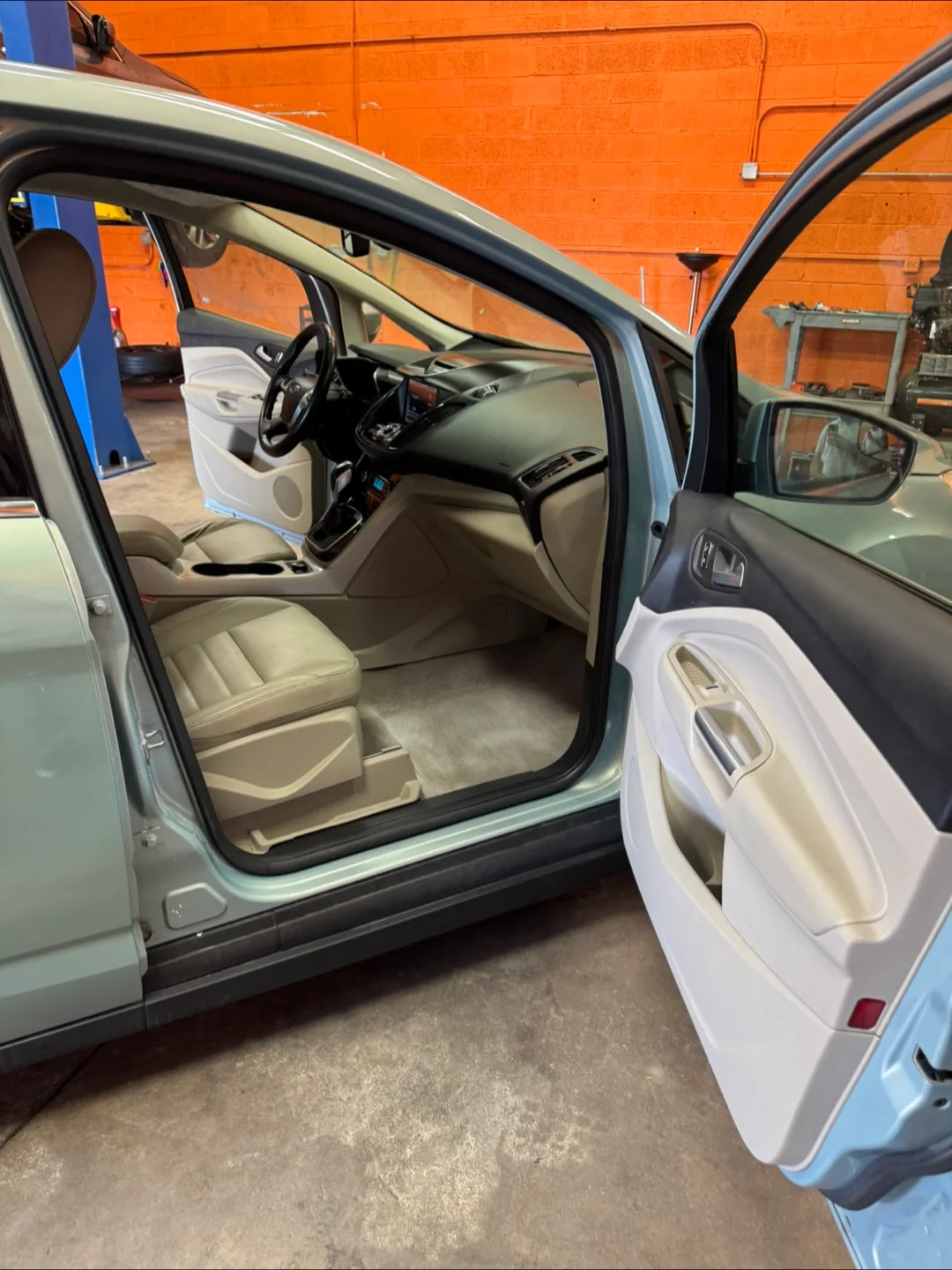 2014 Ford C-MAX Hybrid · SEL Wagon 4D image indicator(7)