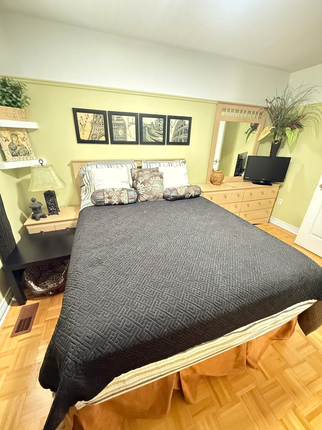 Queen bed set ,Dresser with Mirror