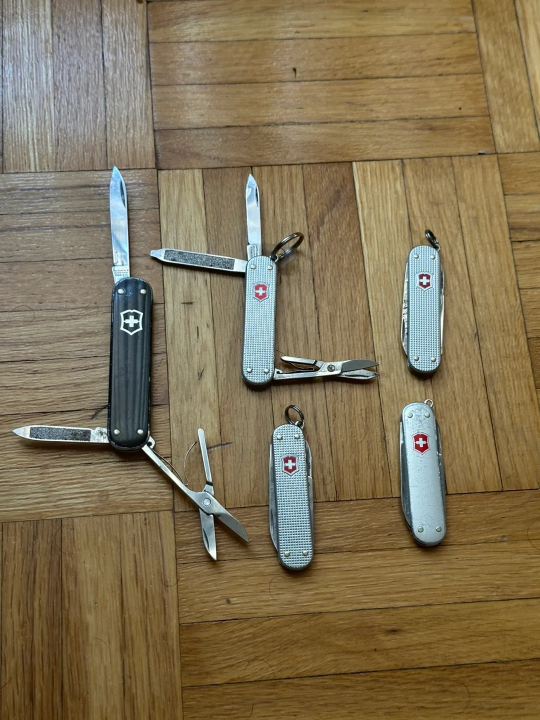 5Victorinox Swiss Army Knives metal thumbnail