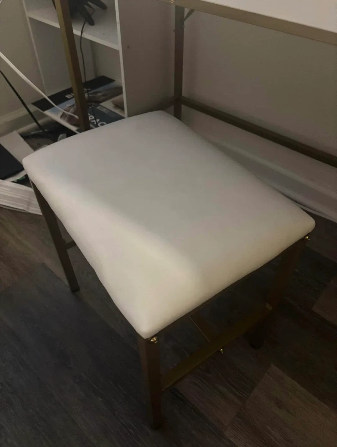 Vanity Table with adjustable Mirror & Stool image indicator(3)