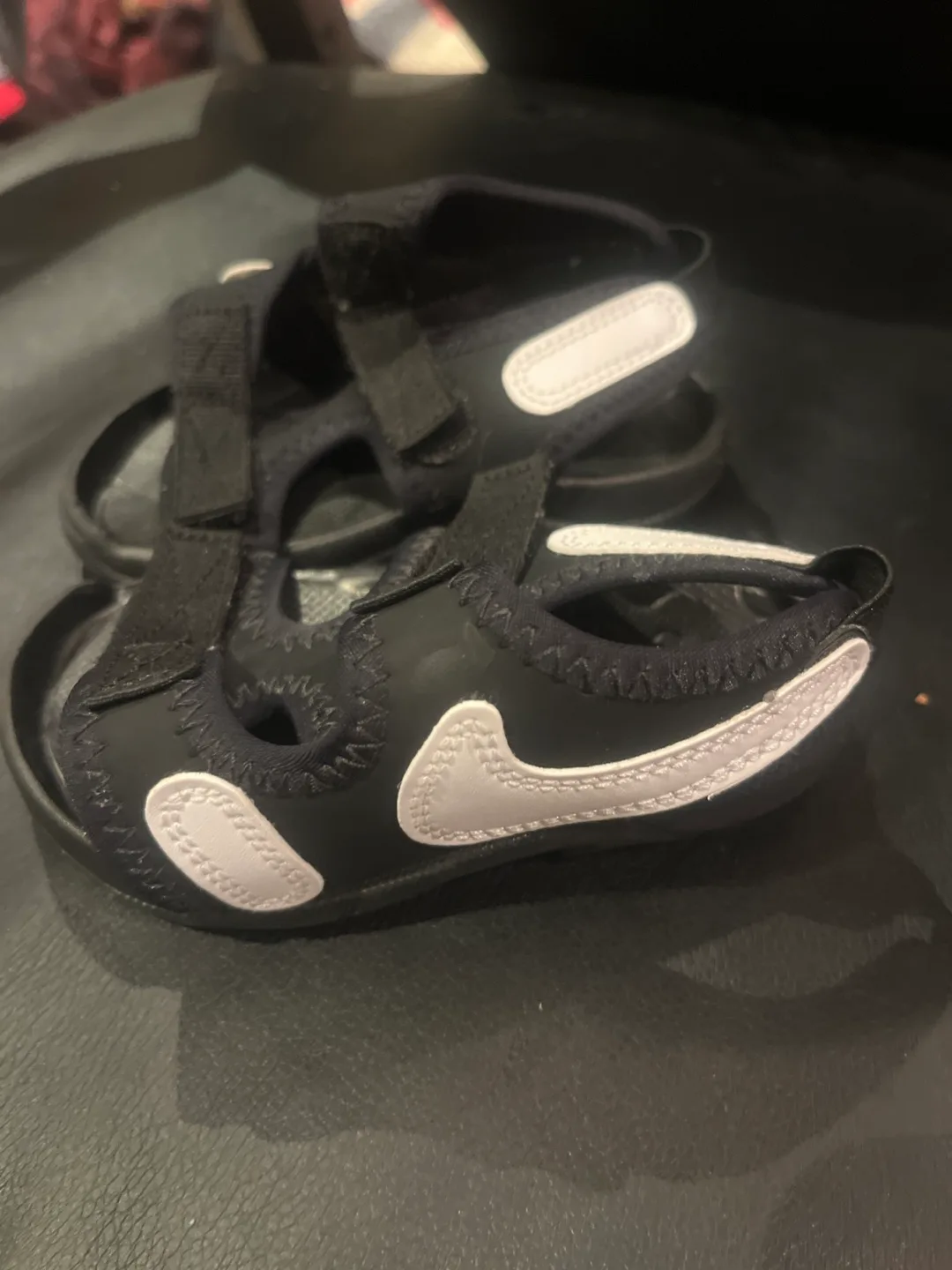 Nike Toddler Sandals Size 5 Black/White image indicator(2)