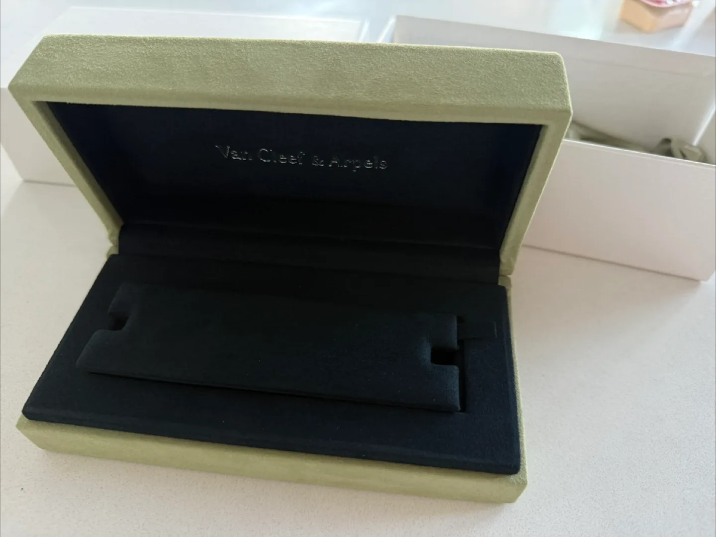 Van Cleef & Arpels Box image indicator(2)