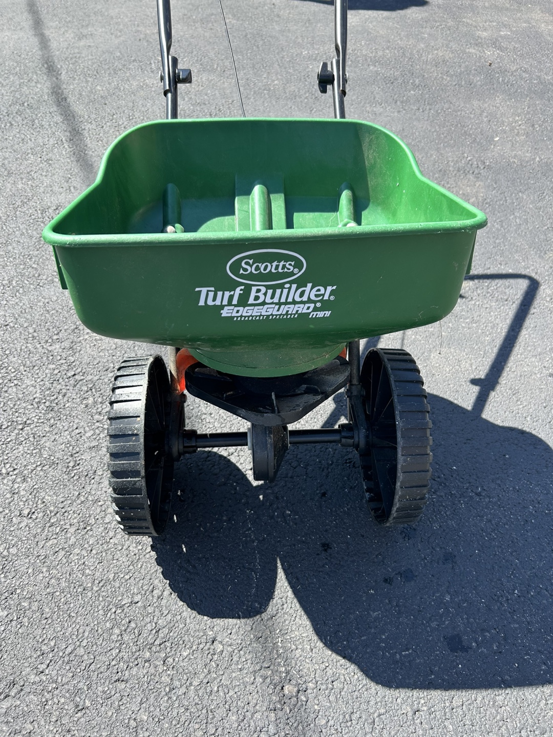 Scotts Turf Builder Edgeguard Mini Spreader - photo 2