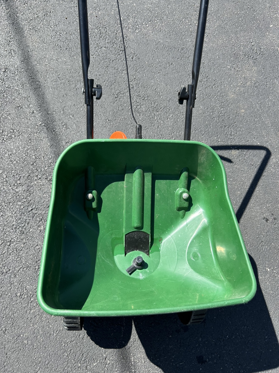 Scotts Turf Builder Edgeguard Mini Spreader - photo 3