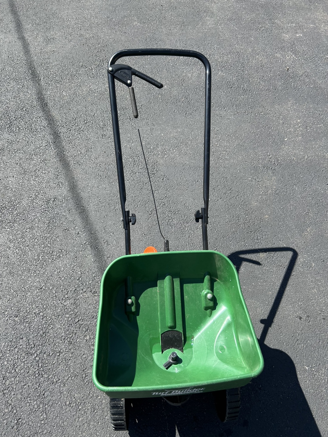 Scotts Turf Builder Edgeguard Mini Spreader - photo 4