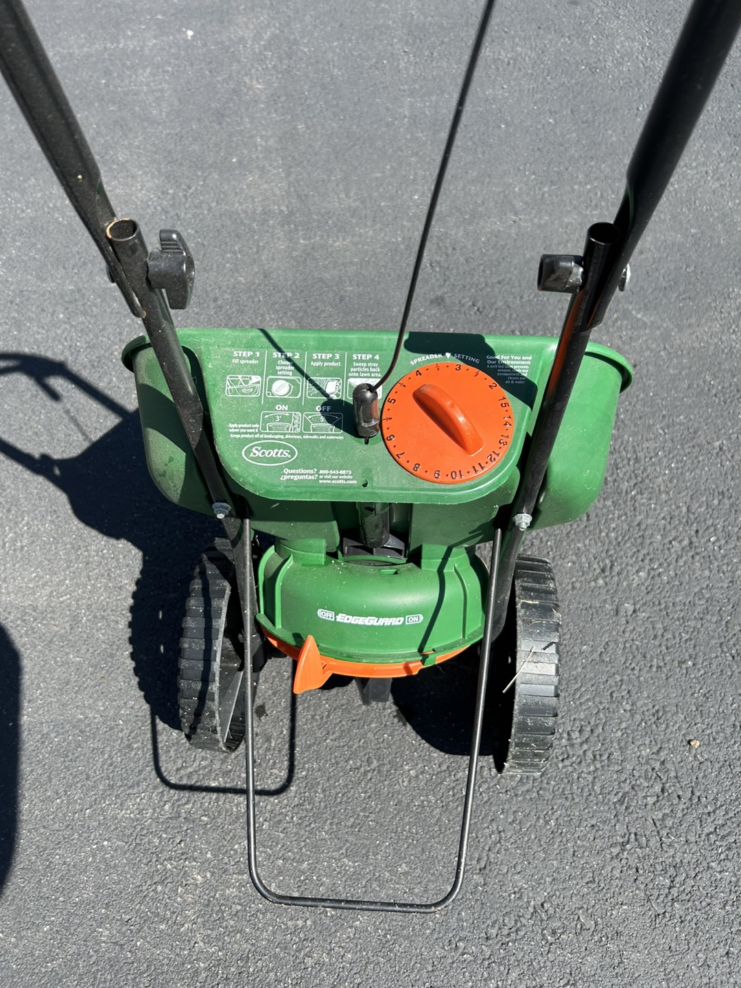 Scotts Turf Builder Edgeguard Mini Spreader - photo 5