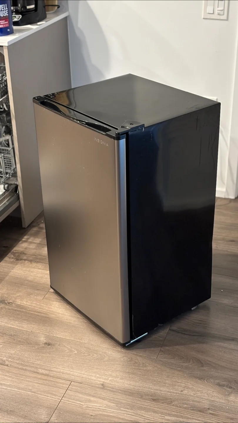 Insignia Mini Fridge - Black image indicator(2)