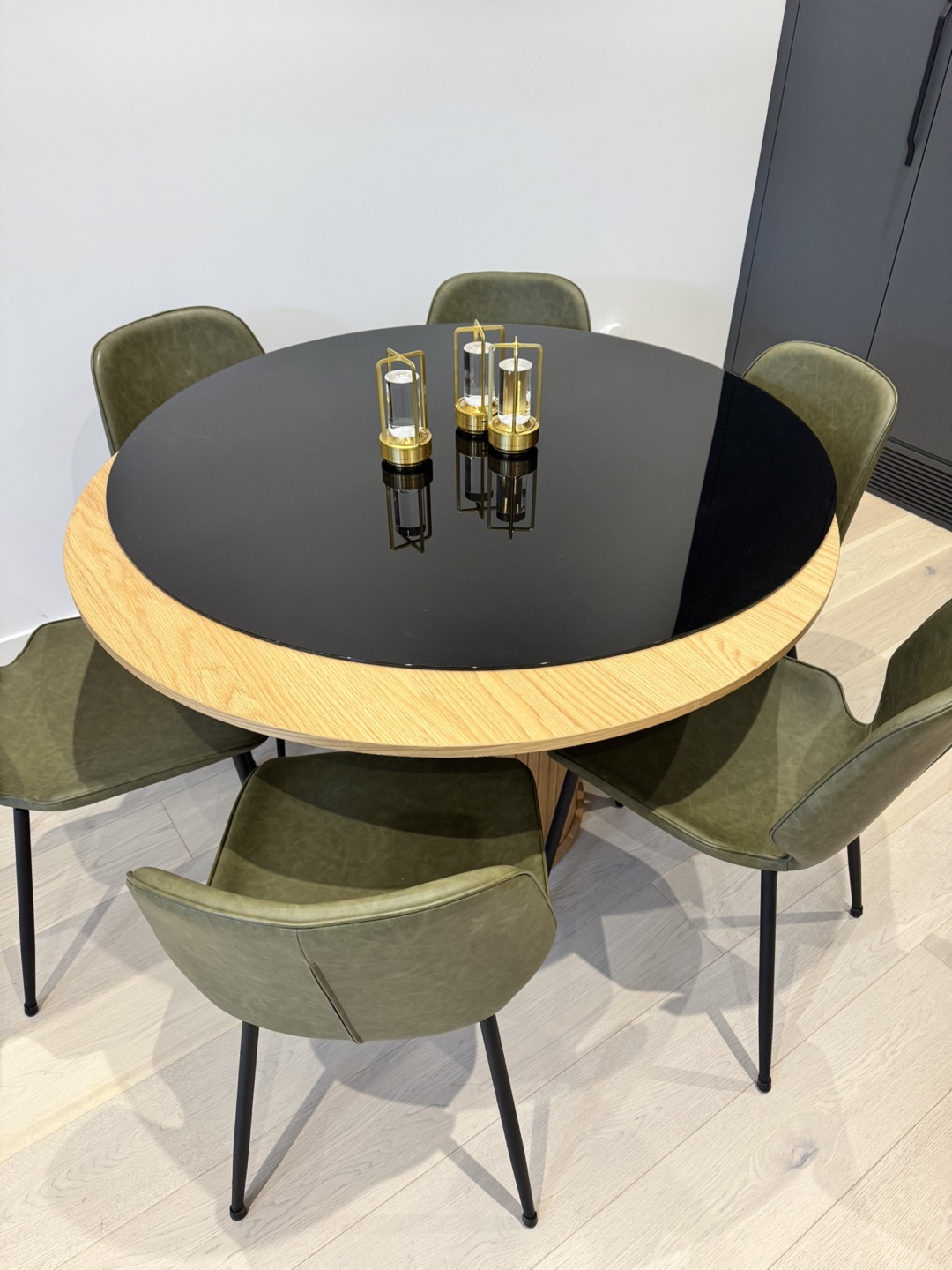 Round Dining Table with extra black glass top - photo 4