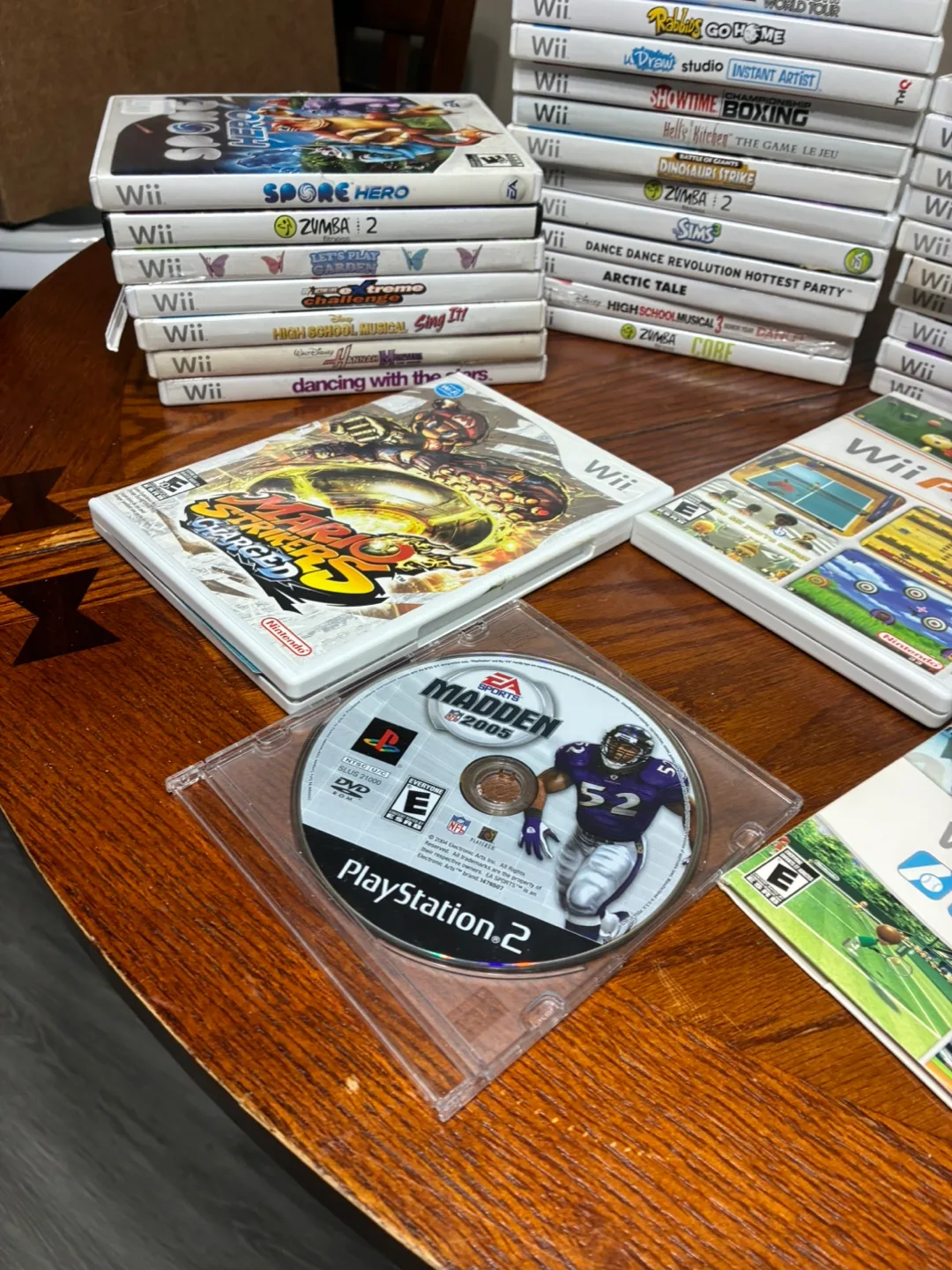 Nintendo Wii Console (Black & White) + Games image indicator(4)