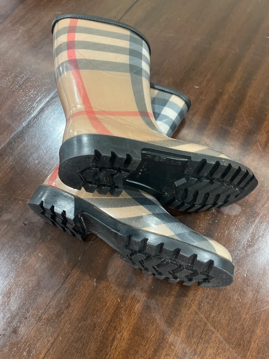 Burberry  Rain Boots Size 36 image indicator(2)