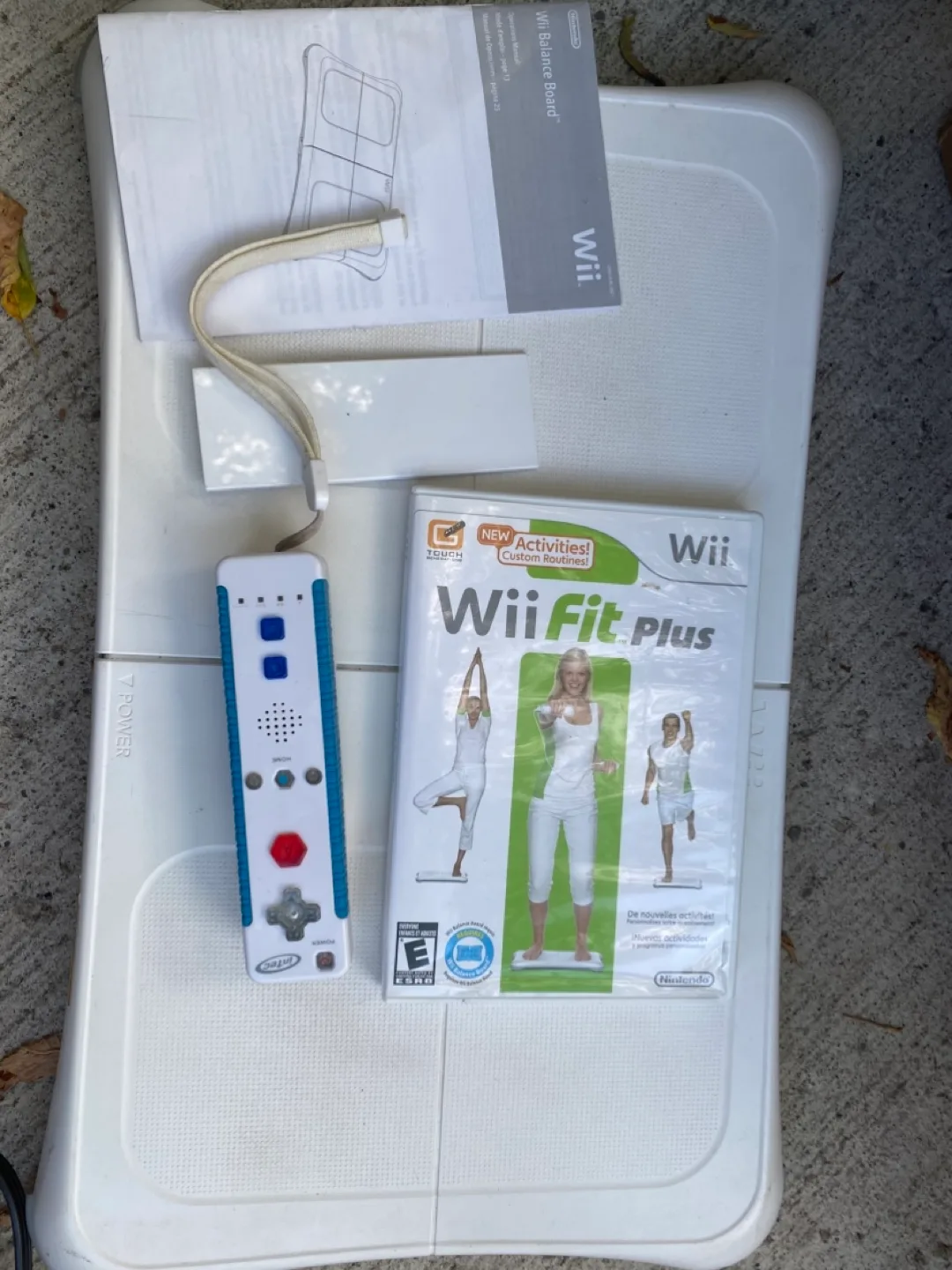 Wii Fit Plus with Balance Board and Remote image indicator(3)