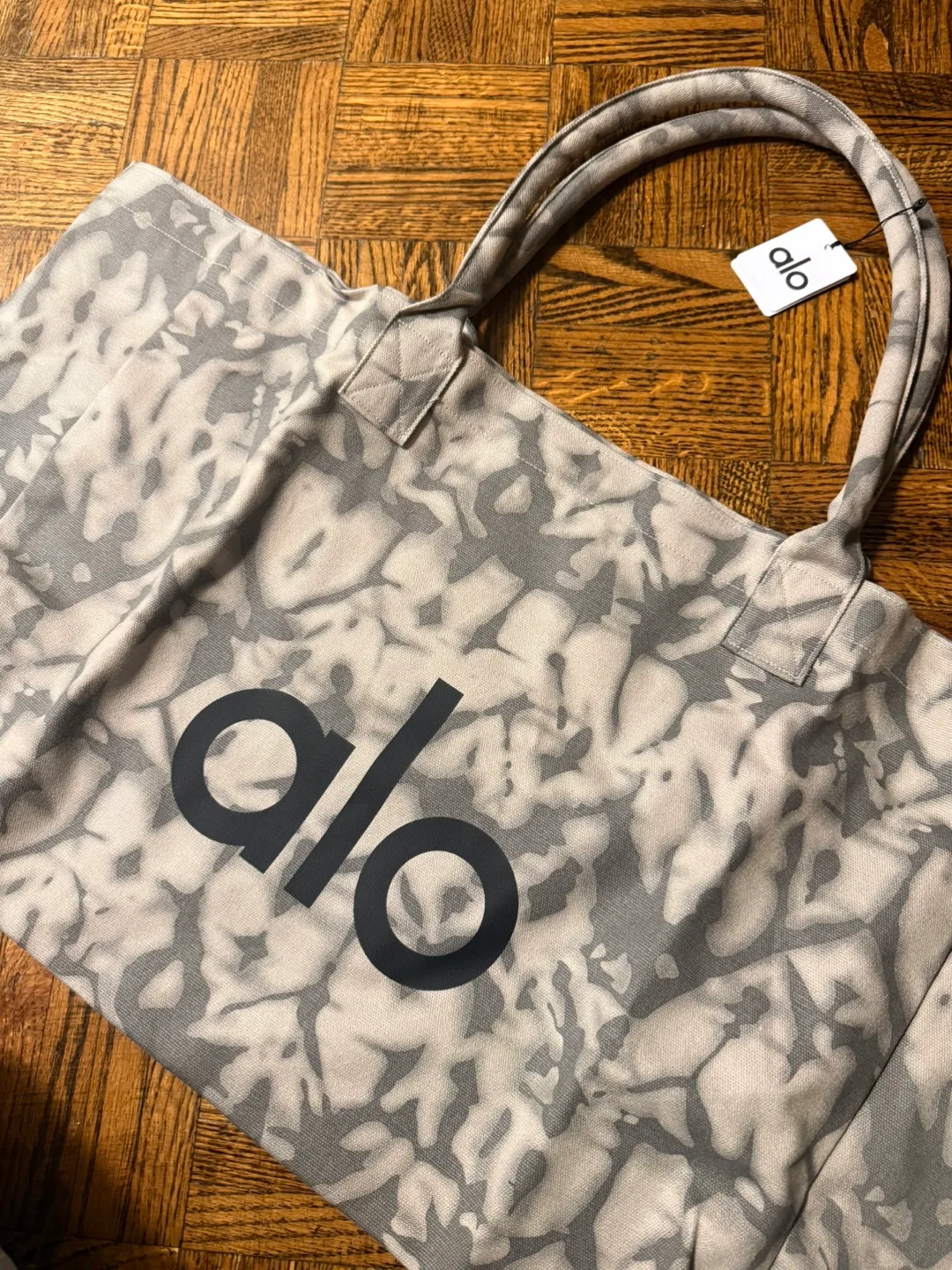 Alo Yoga Tote Bag - brand new with tags thumbnail