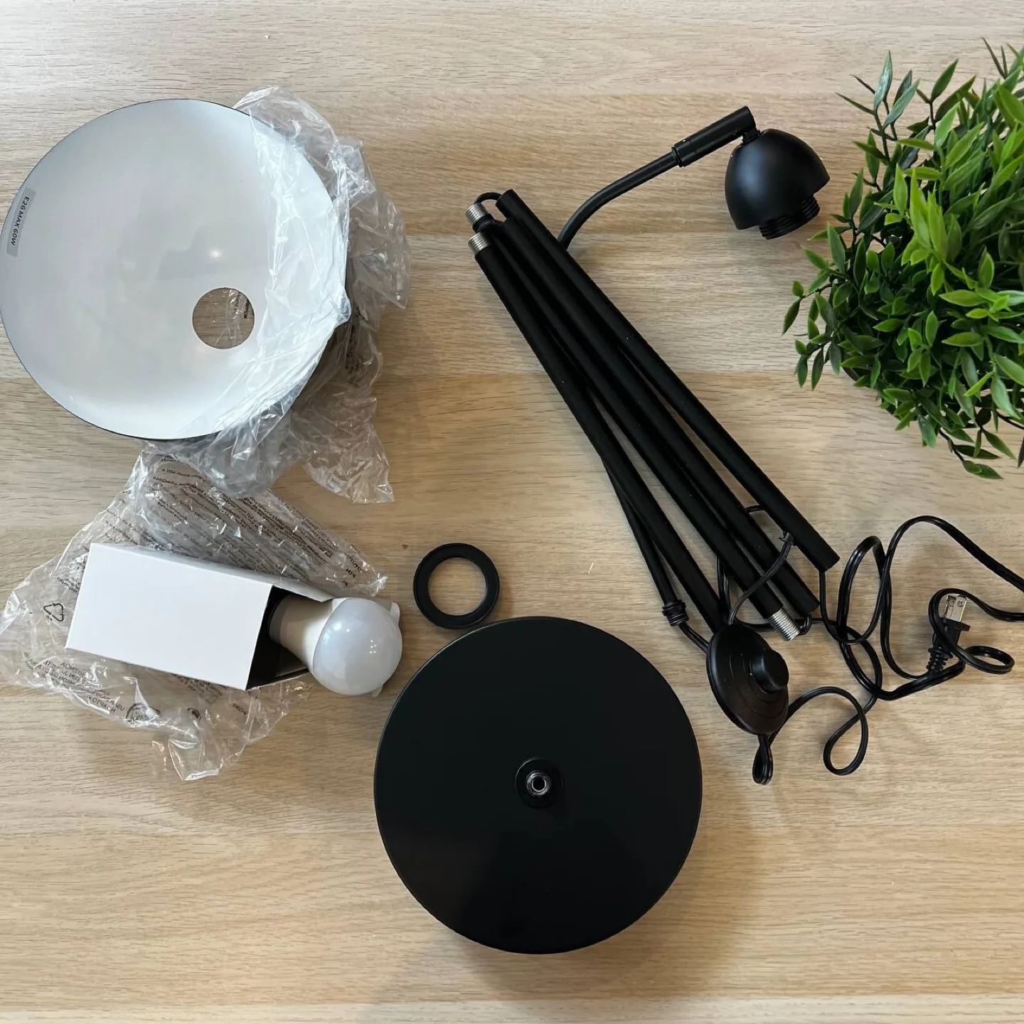 Feathmoo Black Floor Lamp - New in Box! image indicator(3)