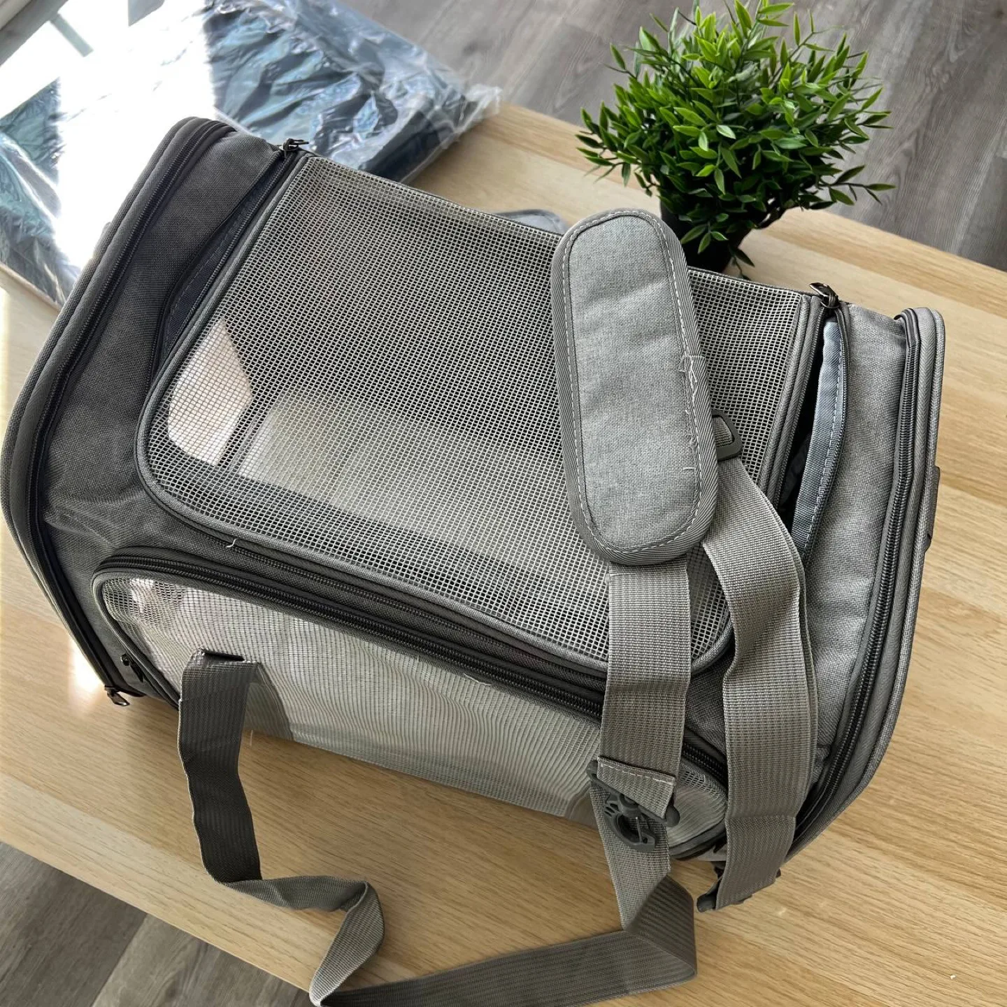 New Pet Carrier - Grey and Black image indicator(4)