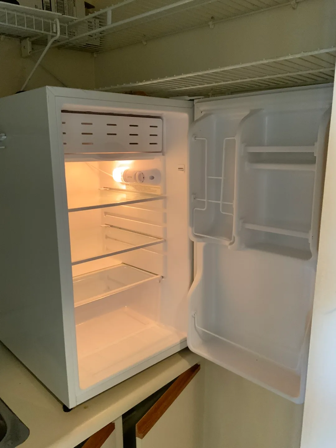 Igloo Mini Fridge - White image indicator(2)