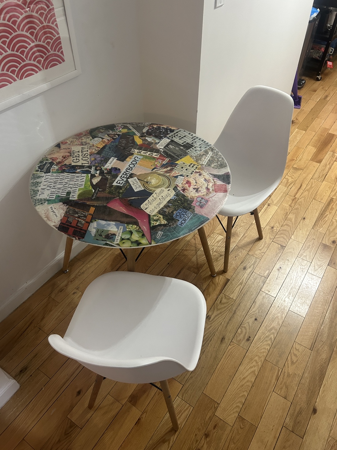 Round Collage Table with 2 White Chairs - photo 2